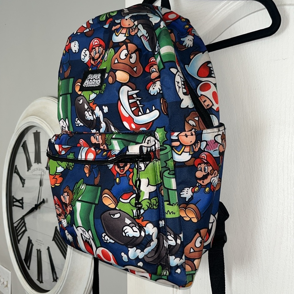 Super Mario backpack, Front zipper pocket. Exterior in excellent condition - Picture 3 of 10